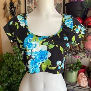 Best Cody blue green and black floral short sleeve crop top
